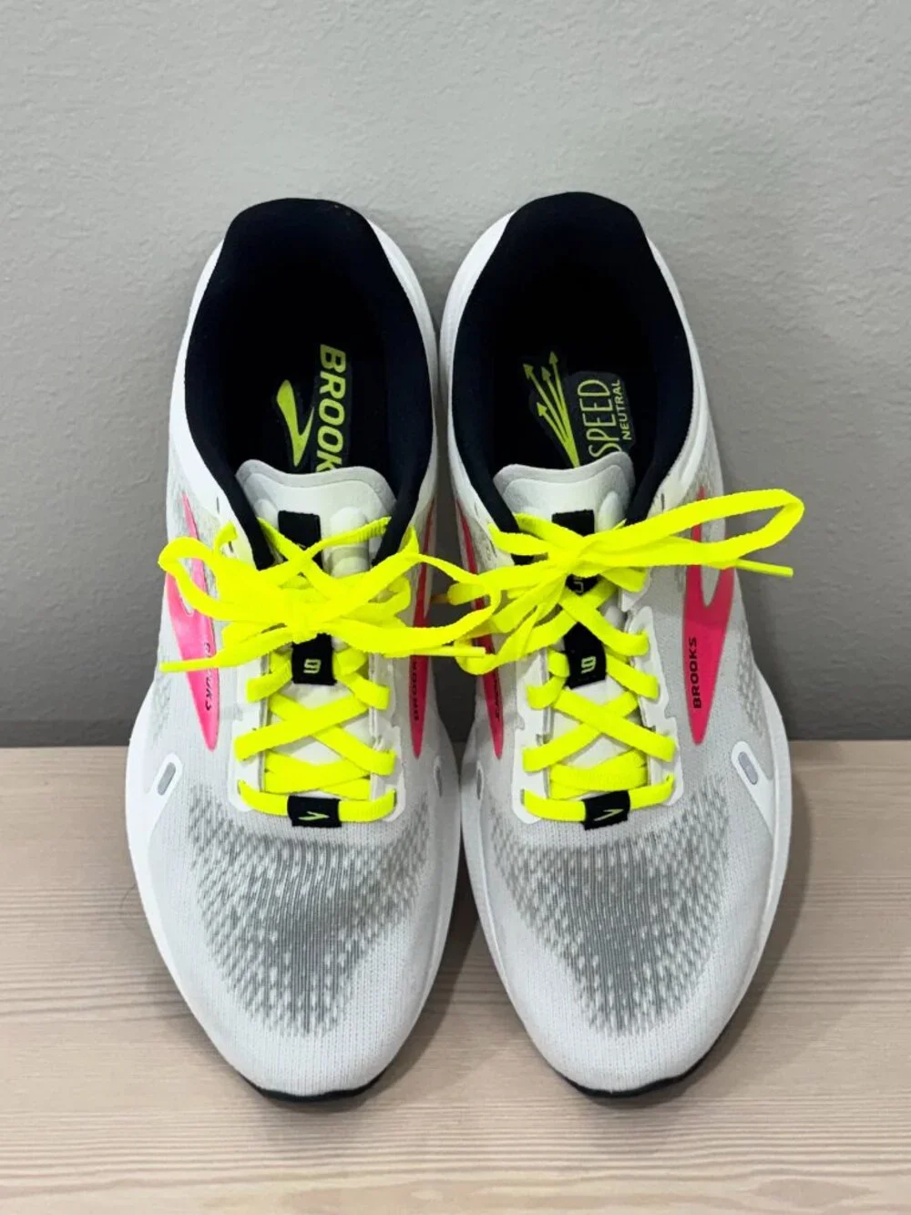 NWOT Brooks Launch 7 Women's Running Shoe Grey/Neon Pink/Neon Yellow Size 9
